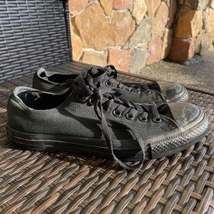 Converse black size 9 men’s US. No rips, tears, or damage.